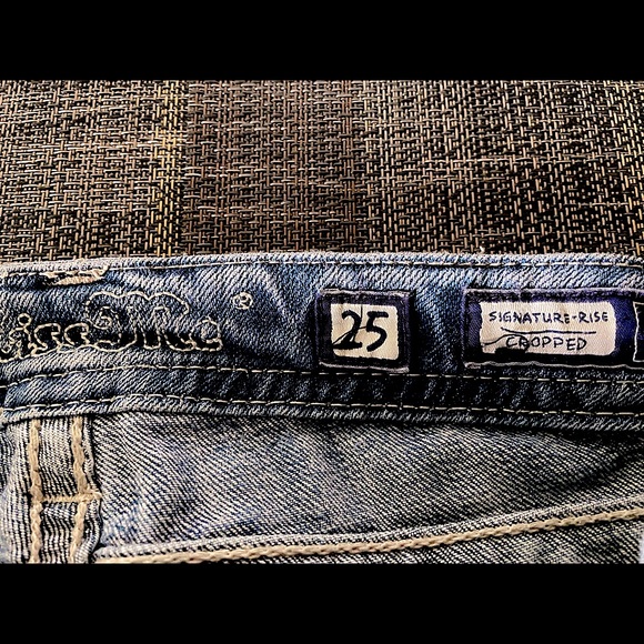 Miss Me Signature Rise 25 Cropped Jeans - Picture 2 of 6